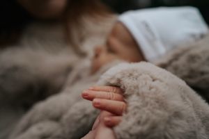 Newborn baby pasgeboren baby details handjes voetjes fotografie