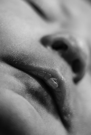 Newborn baby pasgeboren baby details handjes voetjes fotografie