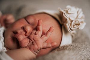 Newborn baby pasgeboren baby details handjes voetjes fotografie