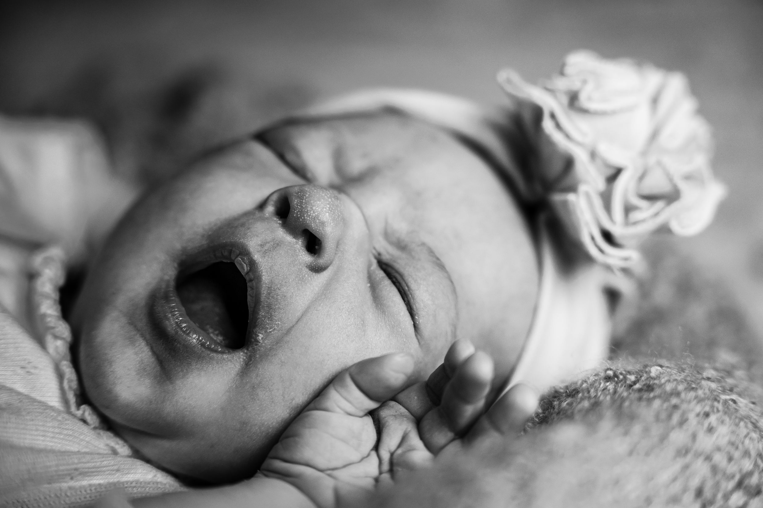 Newborn baby pasgeboren baby details handjes voetjes fotografie