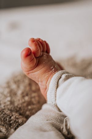 Newborn baby pasgeboren baby details handjes voetjes fotografie