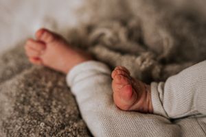Newborn baby pasgeboren baby details handjes voetjes fotografie