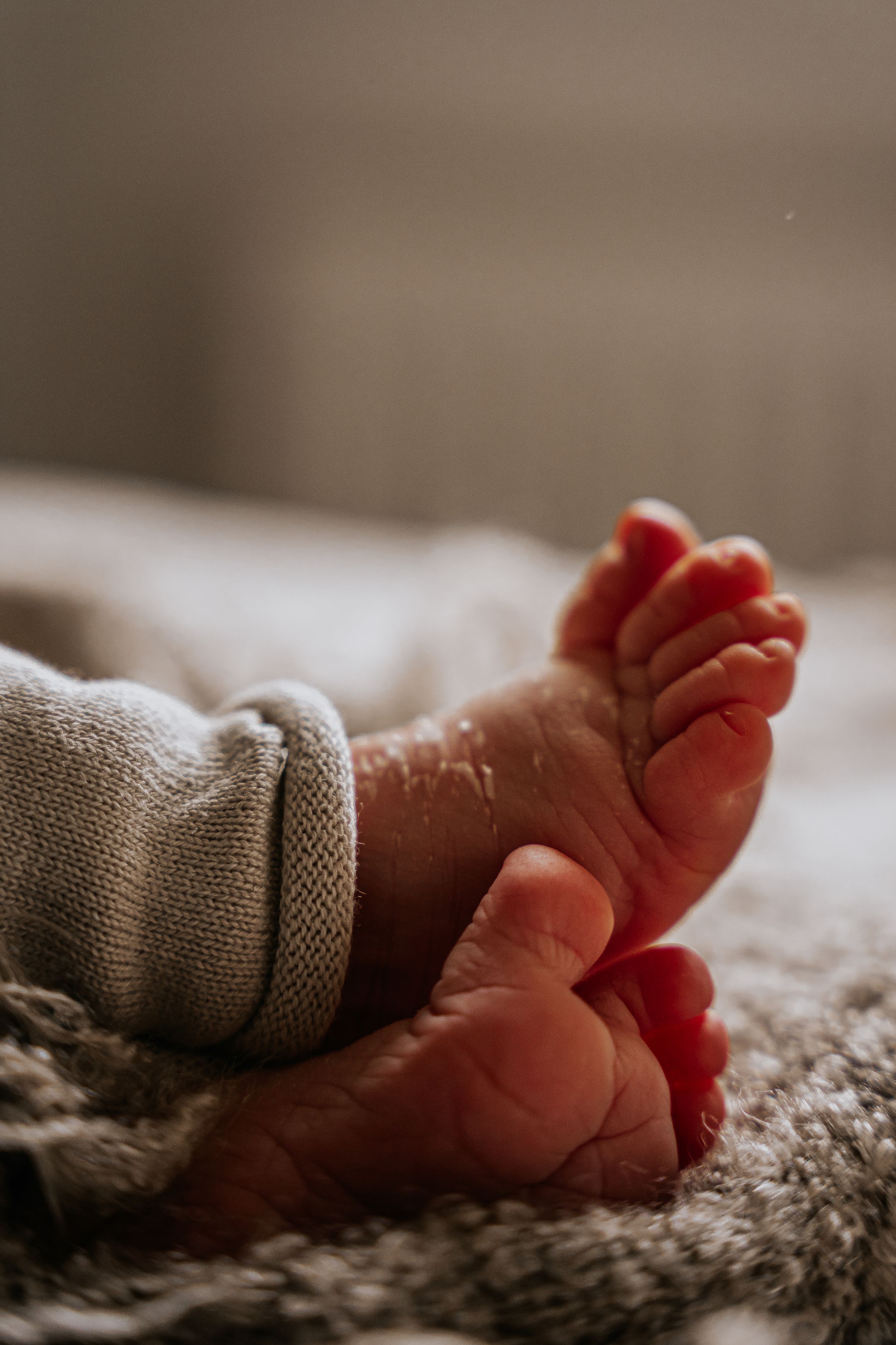 Newborn baby pasgeboren baby details handjes voetjes fotografie
