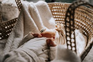 Newborn baby pasgeboren baby details handjes voetjes fotografie