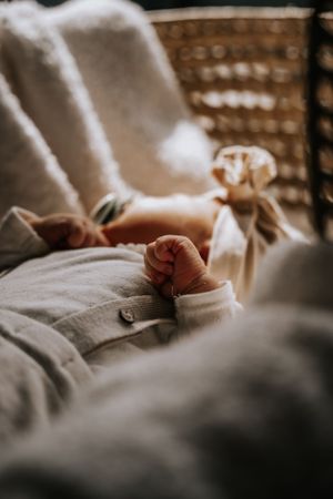 Newborn baby pasgeboren baby details handjes voetjes fotografie