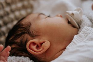 Newborn baby pasgeboren baby details handjes voetjes fotografie