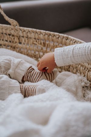 Newborn baby pasgeboren baby details handjes voetjes fotografie