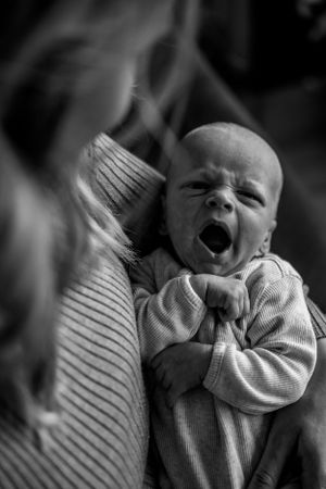 Newborn baby pasgeboren baby details handjes voetjes fotografie