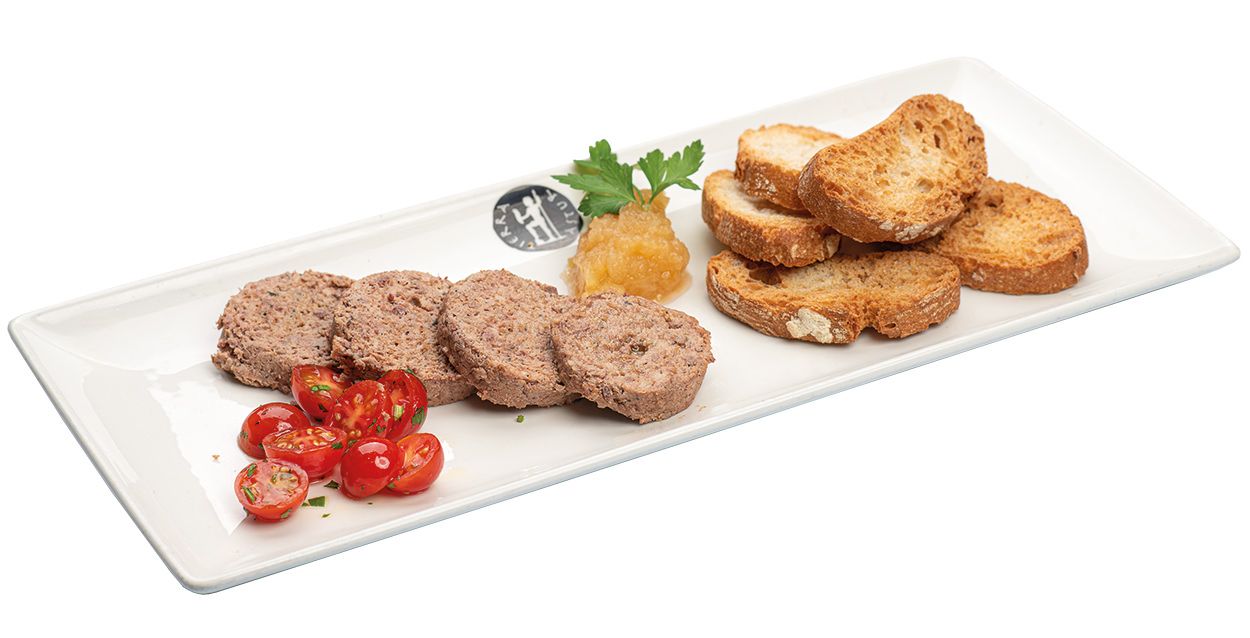 Pastel de carne en rodajas servido con tomates cherry asados, gajos de patata y champiñones dorados. Tierra Astur