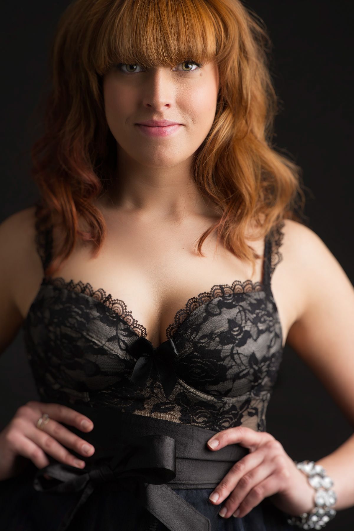 photo de charme qui révèle la féminité prise en studio
