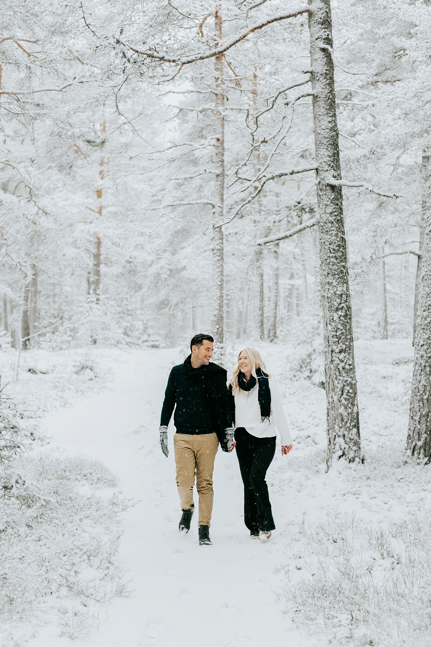 Förlovningsbilder på Skutberget i Karlstad. Fotograf Rebecca Nordin.