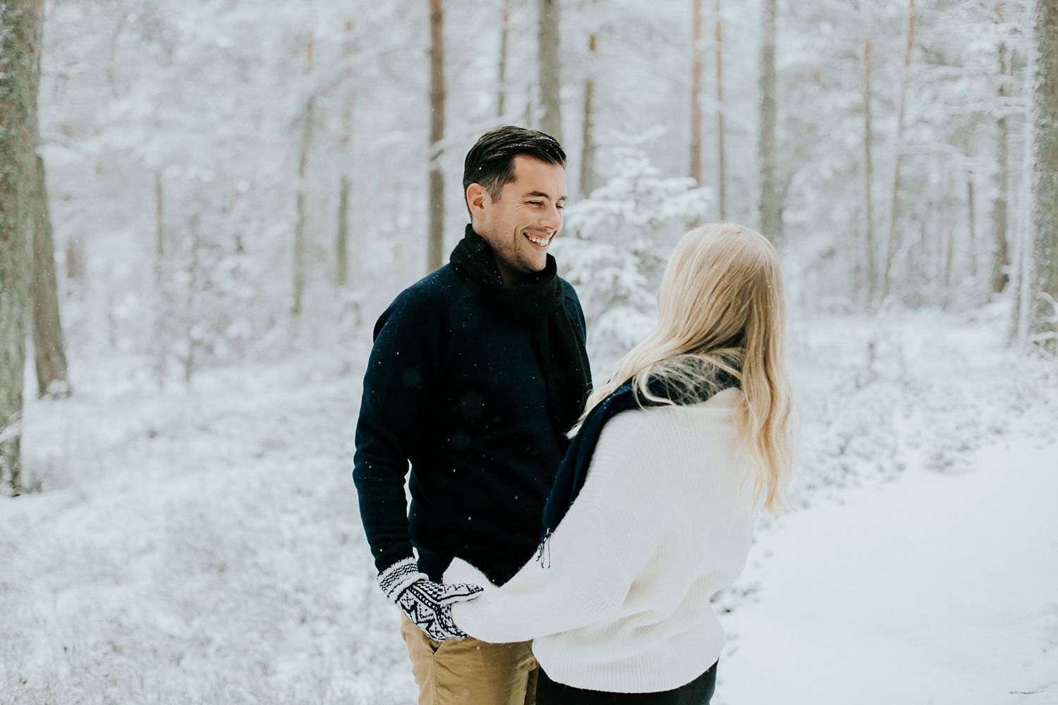 Förlovningsbilder på Skutberget i Karlstad. Fotograf Rebecca Nordin.