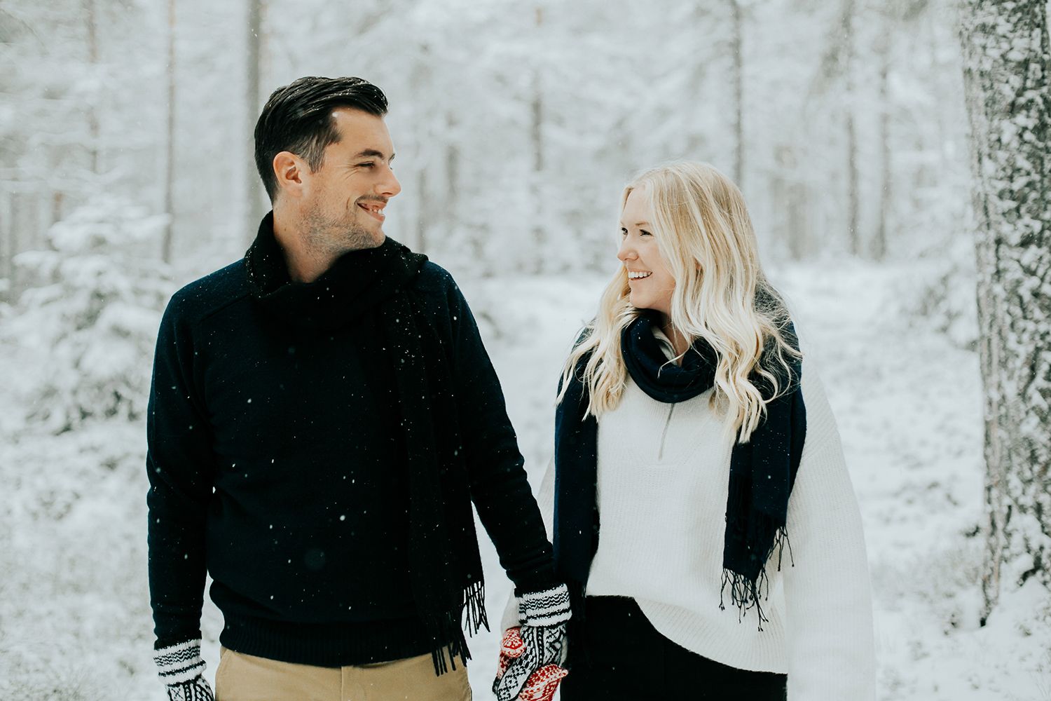 Förlovningsbilder på Skutberget i Karlstad. Fotograf Rebecca Nordin.