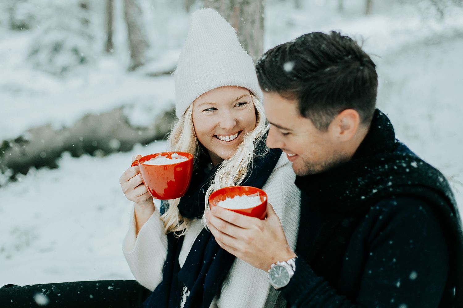 Förlovningsbilder på Skutberget i Karlstad. Fotograf Rebecca Nordin. Varm choklad tillsammans.