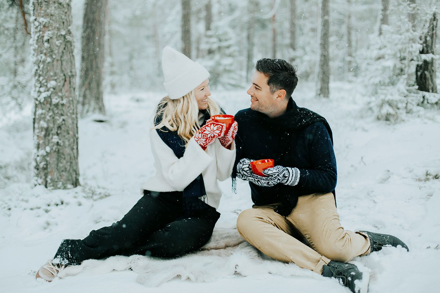 Förlovningsbilder på Skutberget i Karlstad. Fotograf Rebecca Nordin.