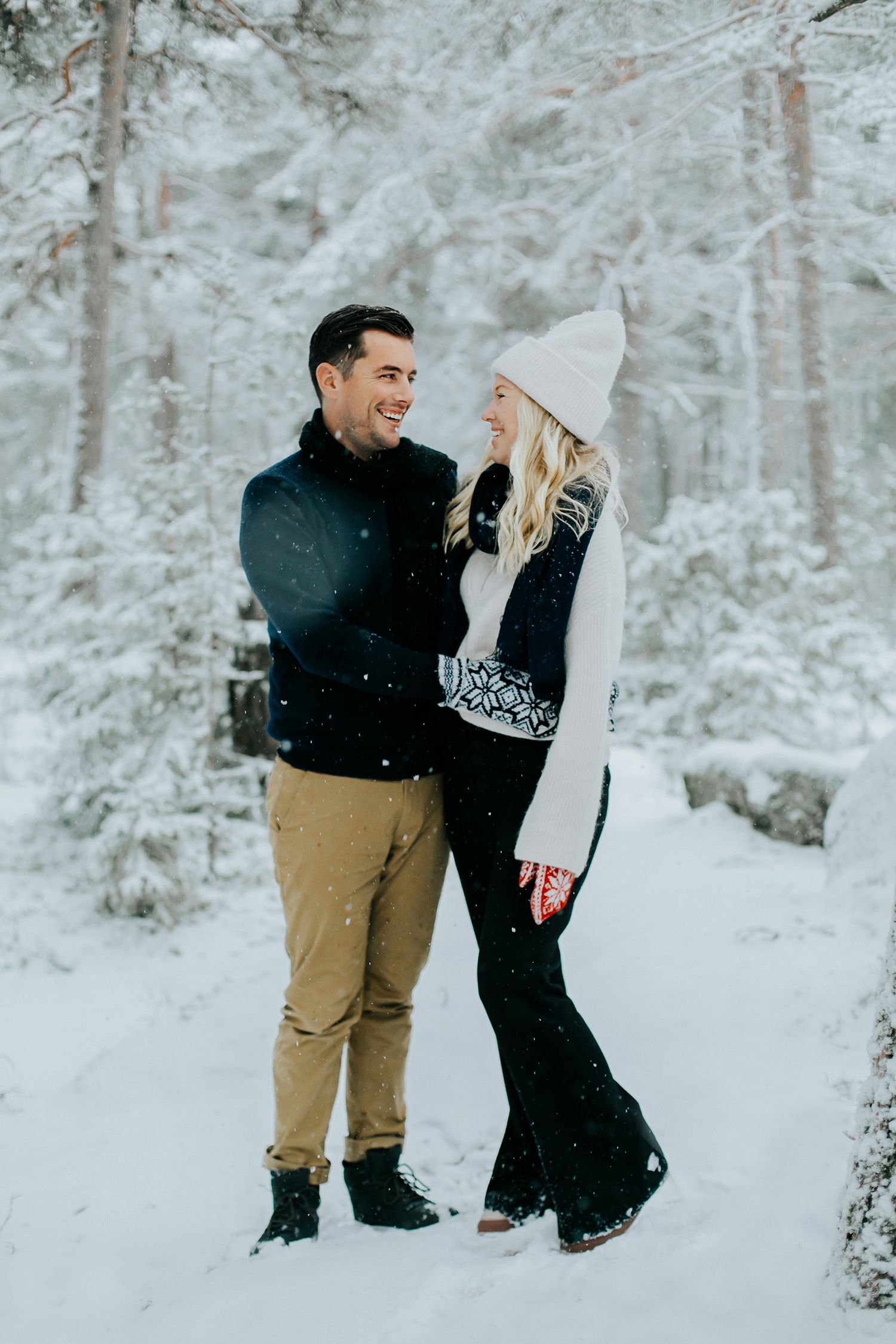 Förlovningsbilder på Skutberget i Karlstad. Fotograf Rebecca Nordin.