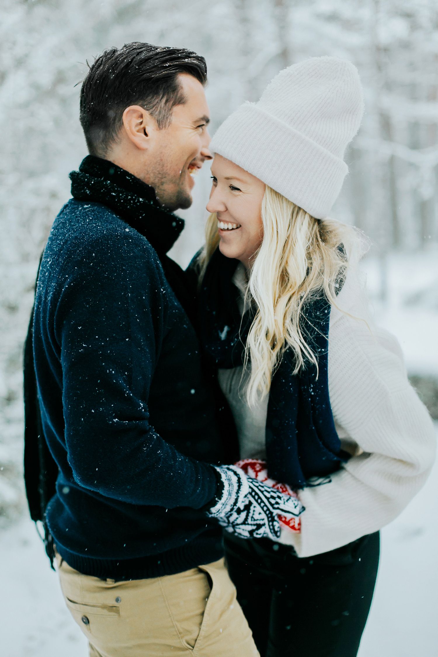 Förlovningsbilder på Skutberget i Karlstad. Fotograf Rebecca Nordin.