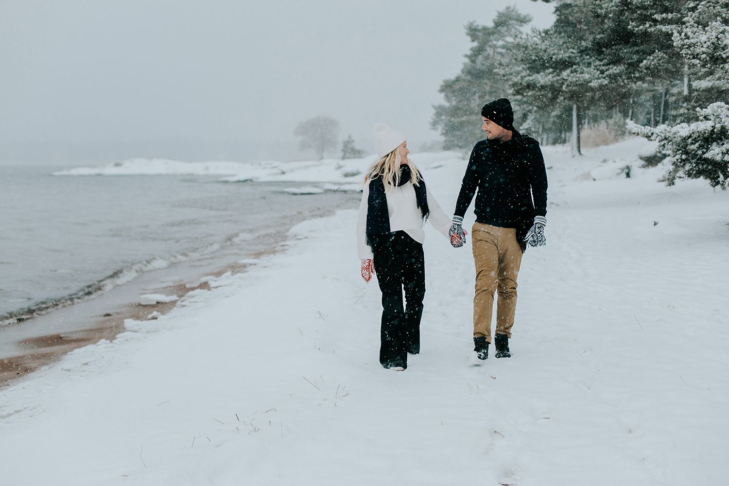 Förlovningsbilder på Skutberget i Karlstad. Fotograf Rebecca Nordin.