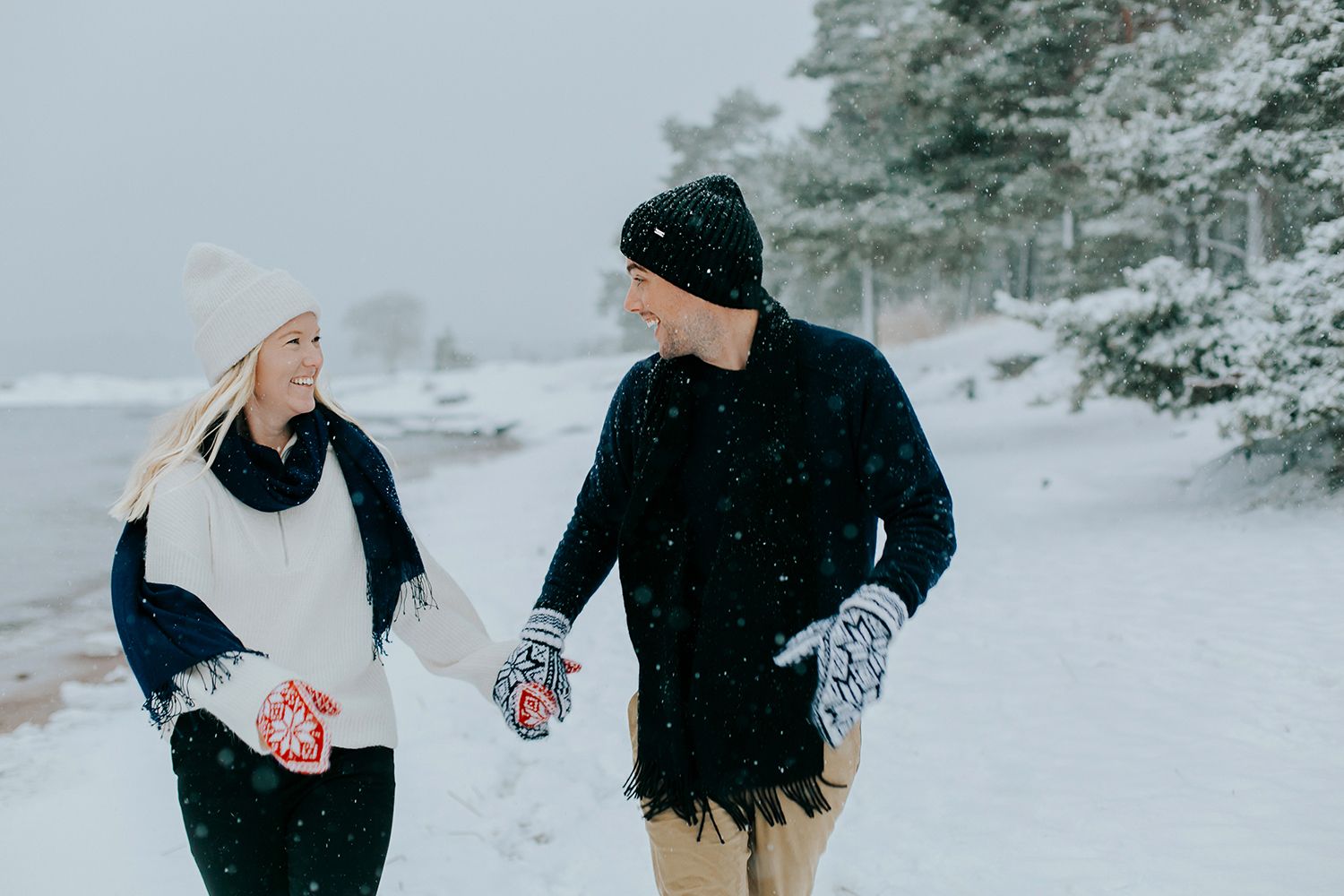 Förlovningsbilder på Skutberget i Karlstad. Fotograf Rebecca Nordin. Snö på stranden.