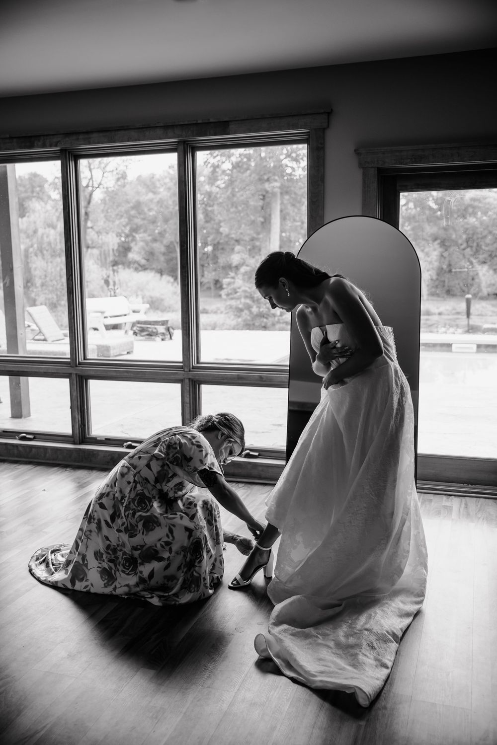 Northern Minnesota bride spends morning getting ready in sentimental location