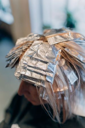 Folies aangebracht tijdens het highlightproces in de salon.