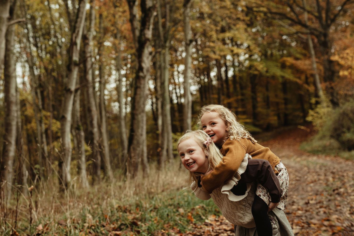 Mor og baby i skoven med Fotograf Århus | Jane Søndberg | Fotograf Hammel Silkeborg Hadsten Favrskov Hinnerup