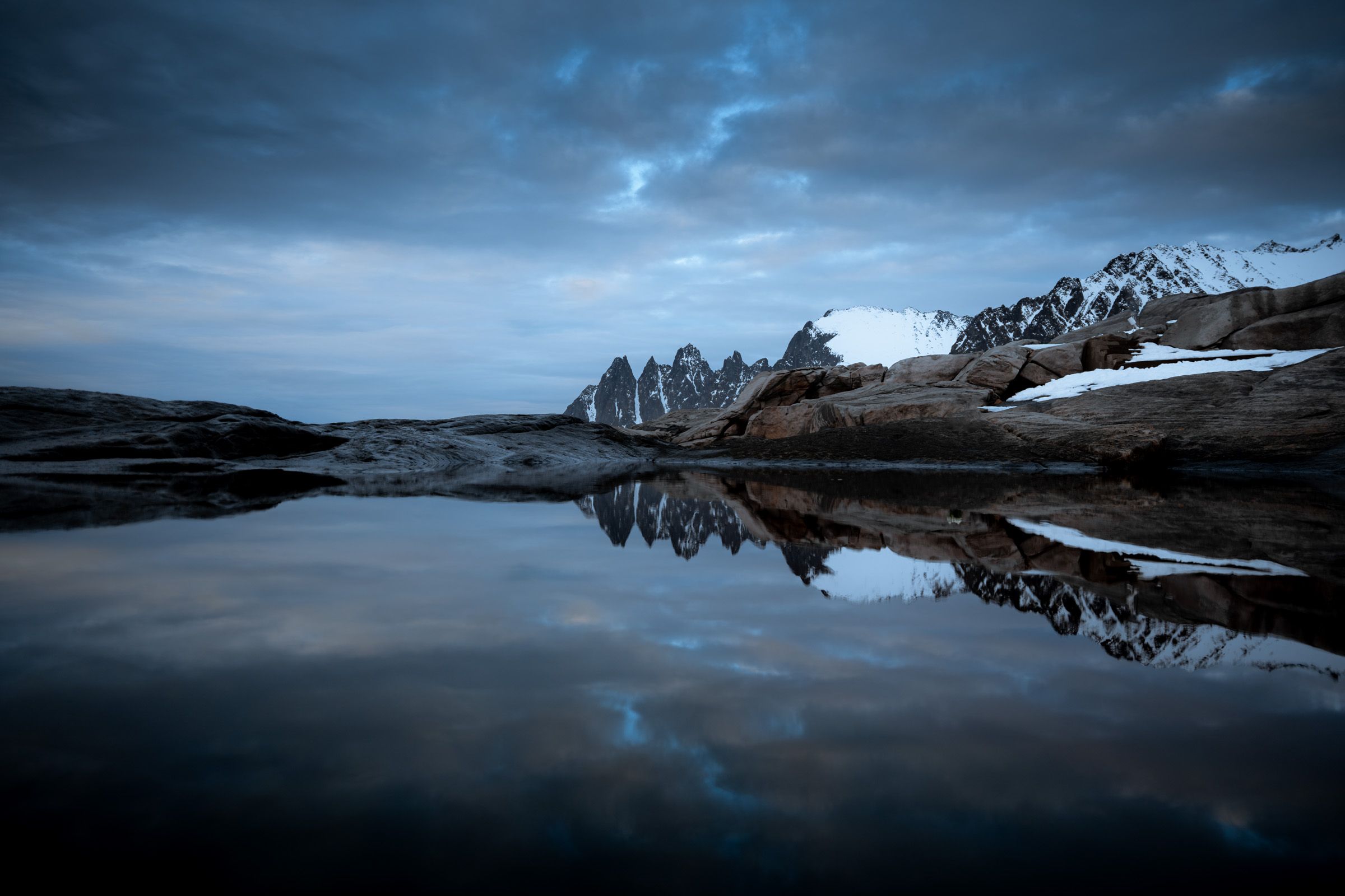 dent du diable senja tungeneset hiver reflet dans le fjord et montagne enneingées