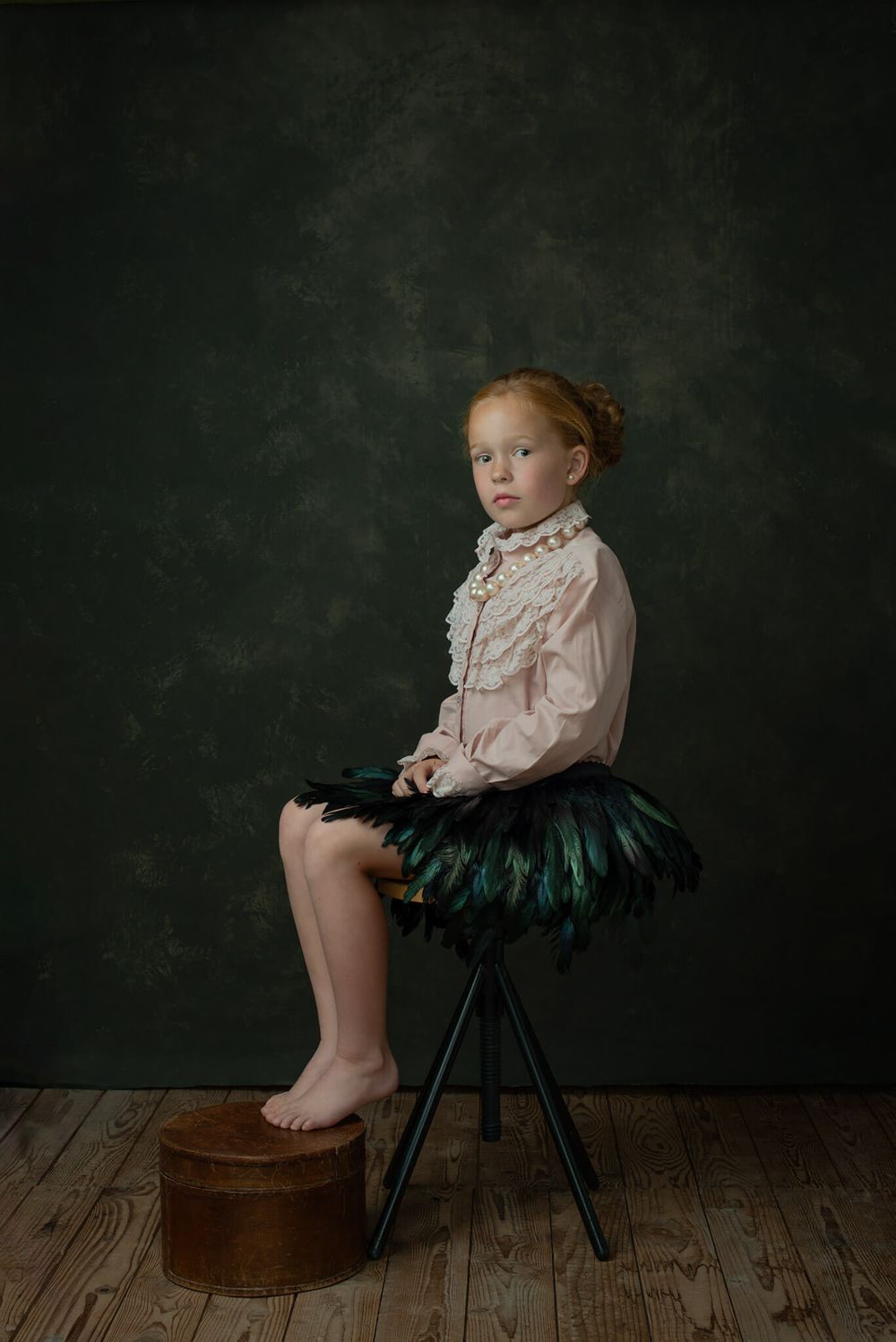 Fine-art portret meisje met veren rok schilderachtig portret