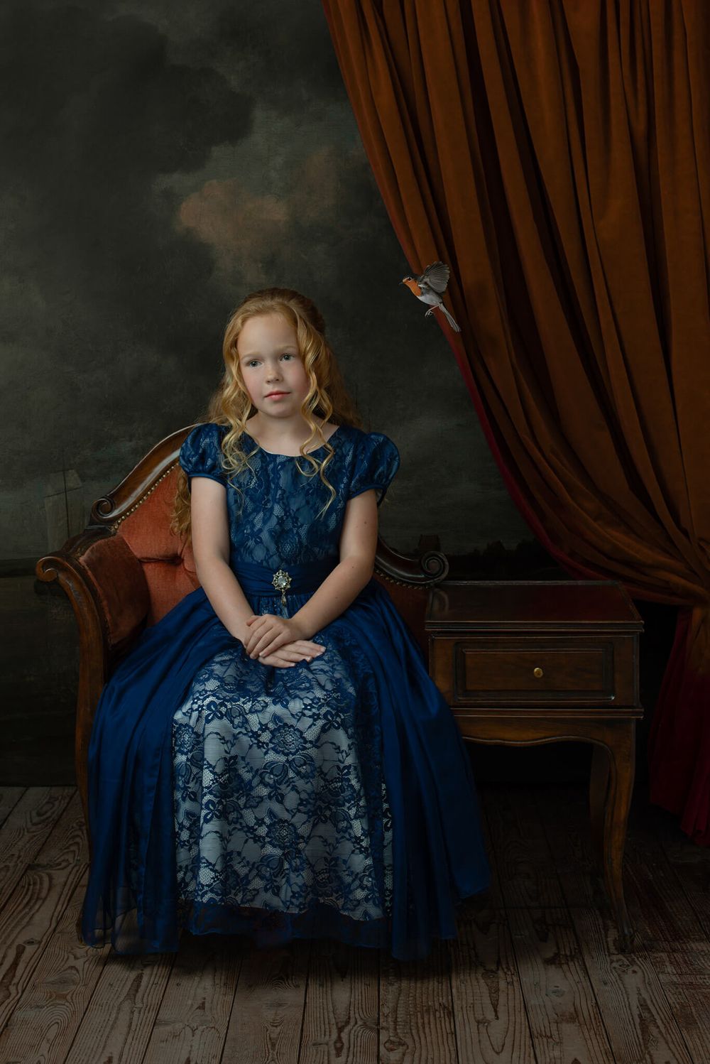 Fine-art portret oude meestersstijl meisje in blauwe jurk zittend op telefoonbankje
