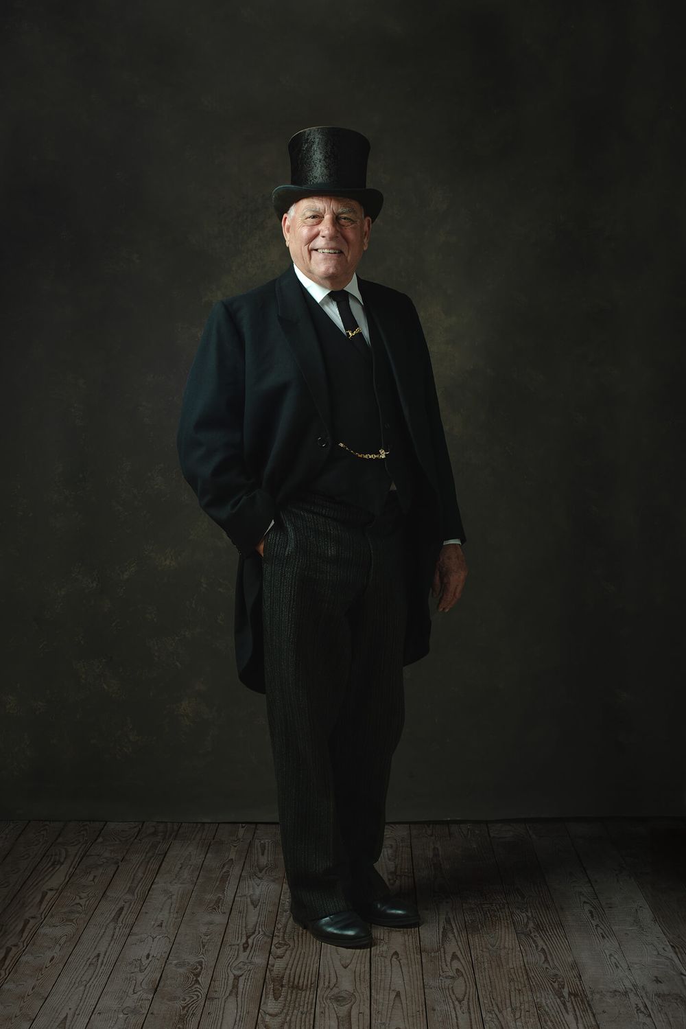 fine-art portret van oude man in klederdracht