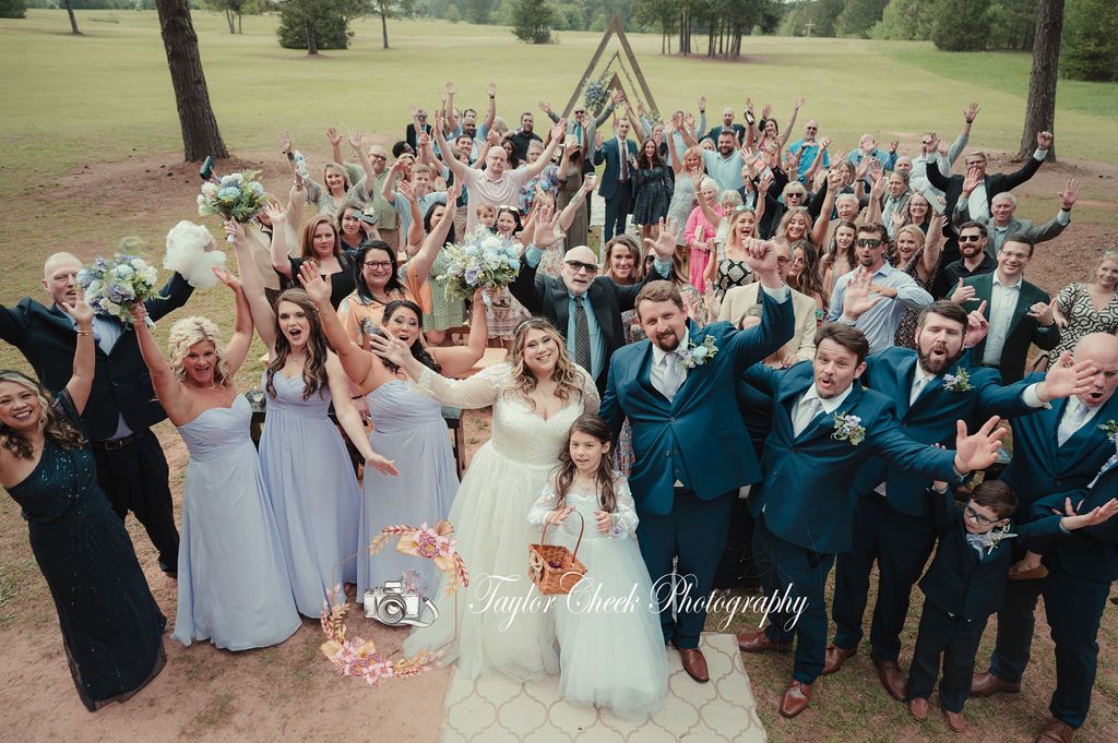 Big group picture at wedding Georgia wedding venue - Sanctuaire Atelier.