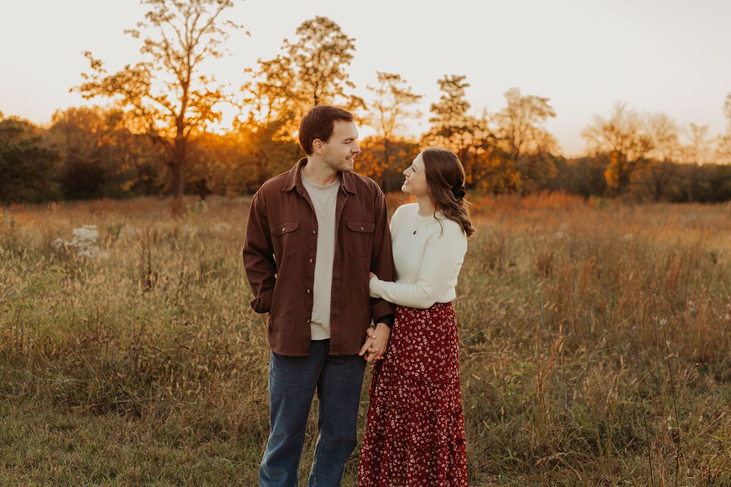 Couples and engagement photos in Kansas City – romantic, candid portraits by a local engagement photographer with golden hour light.