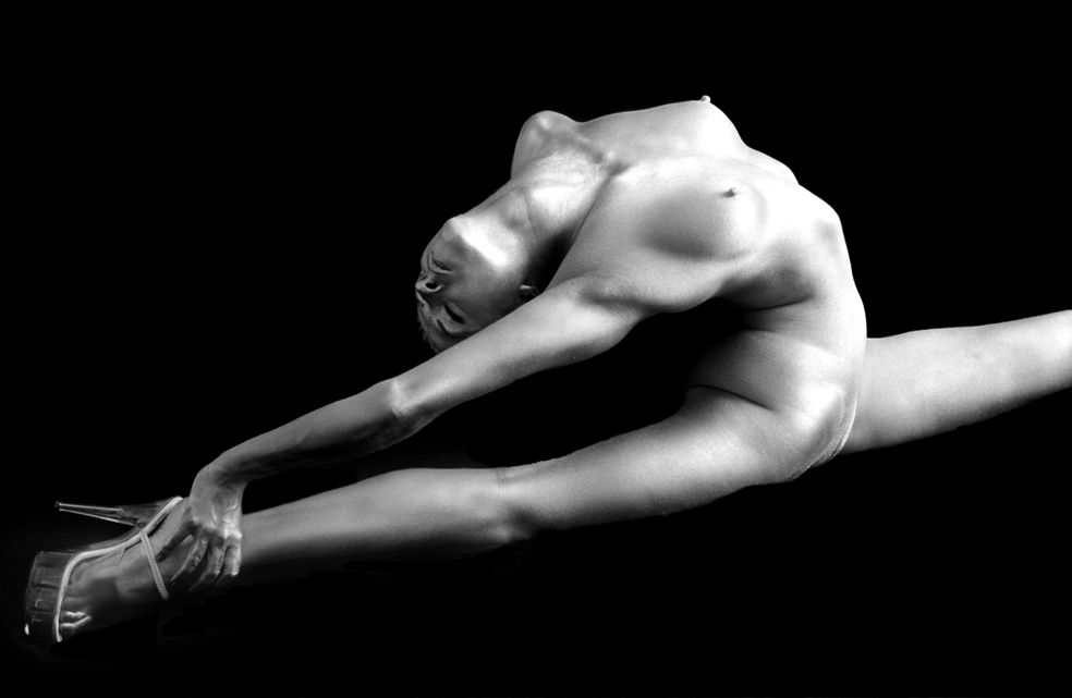 Fotografía de moda erótica analógica en blanco y negro, capturando elegancia sensual, Costa del Sol, Nerja y Málaga, Roberto Centurión