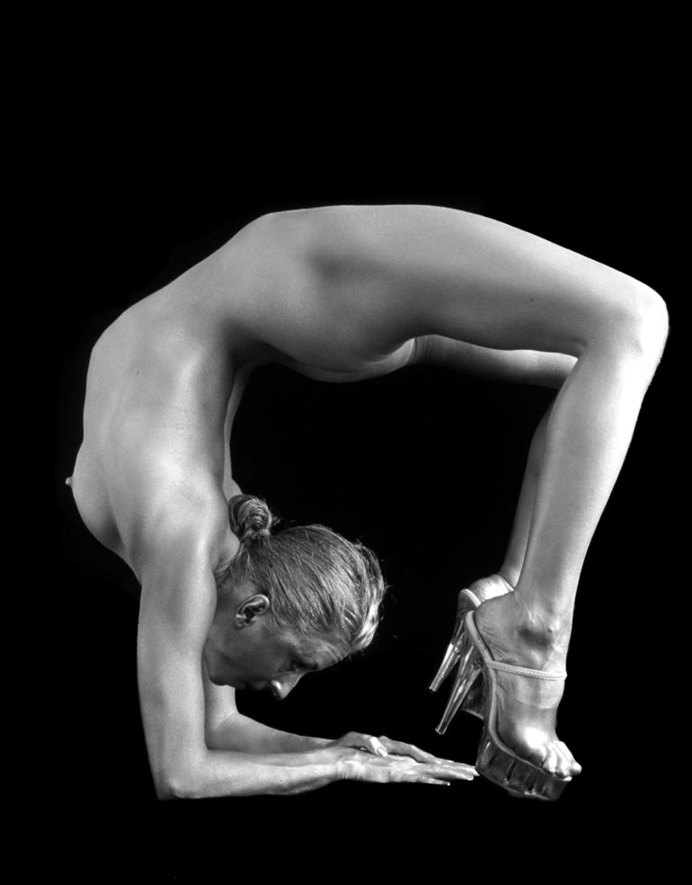 Fotografía de moda erótica analógica en blanco y negro, capturando elegancia sensual, Costa del Sol, Nerja y Málaga, Roberto Centurión