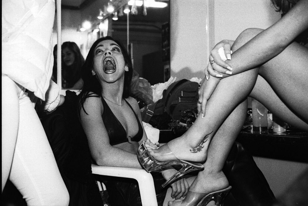 Fotografía de moda erótica analógica en blanco y negro, capturando elegancia sensual, Costa del Sol, Nerja y Málaga, Roberto Centurión