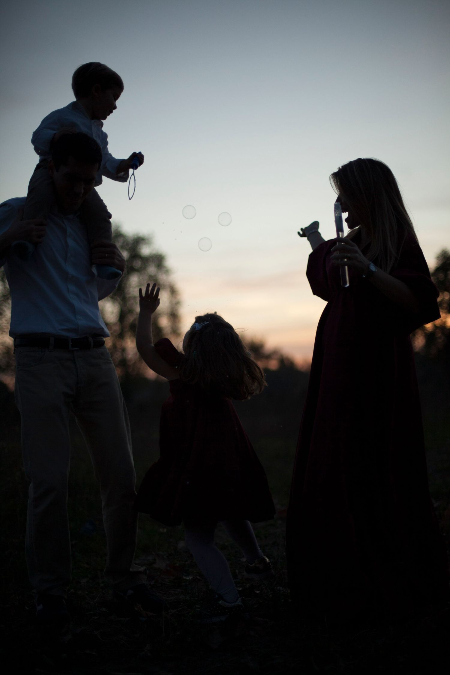 papà con figlio sulle spalle, sessione fotografica in esterna a Peschiera Borromeo, sessione family al tramonto in provincia Milano, Milano