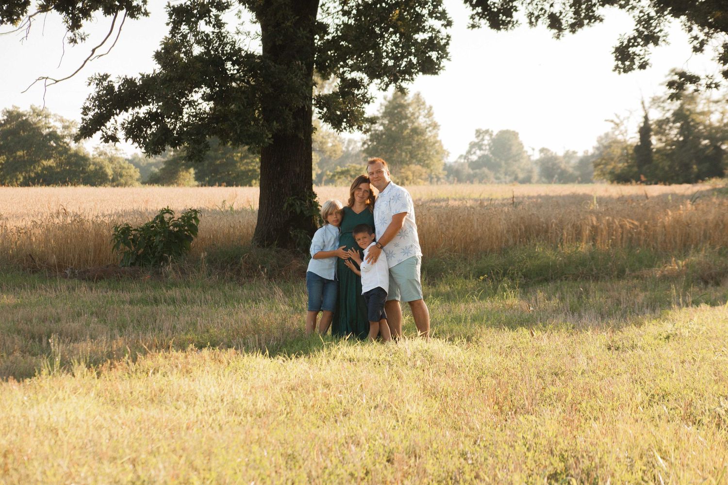 sessione fotografica Maternity in campagna, estate, caldo, campo, natura, esperienza fotografica in famiglia a Peschiera Borromeo, Milano