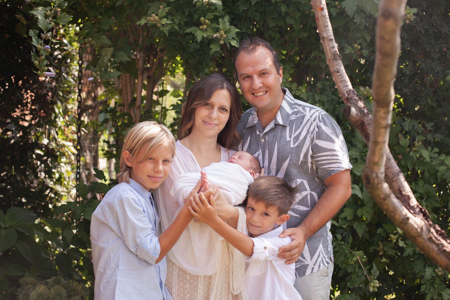 sessione newborn a domicilio a Peschiera Borromeo, giardino foto ricordi esperienze fotografica a domicilio famiglia estate