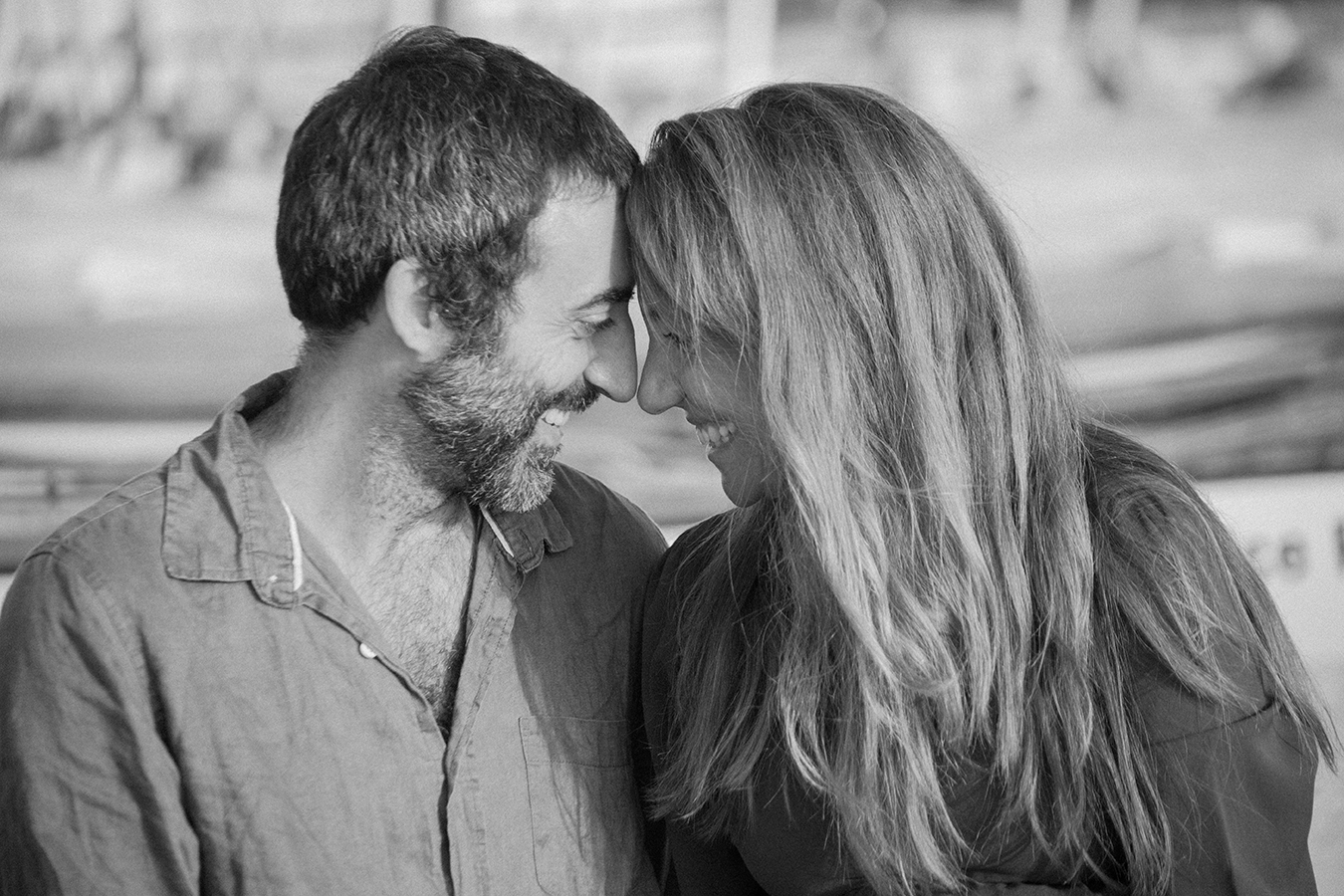 coppia uomo e donna felici, donna incinta, alba e mare, sessione coppia innamorata al mare, sessione coppia Altafulla in Spagna