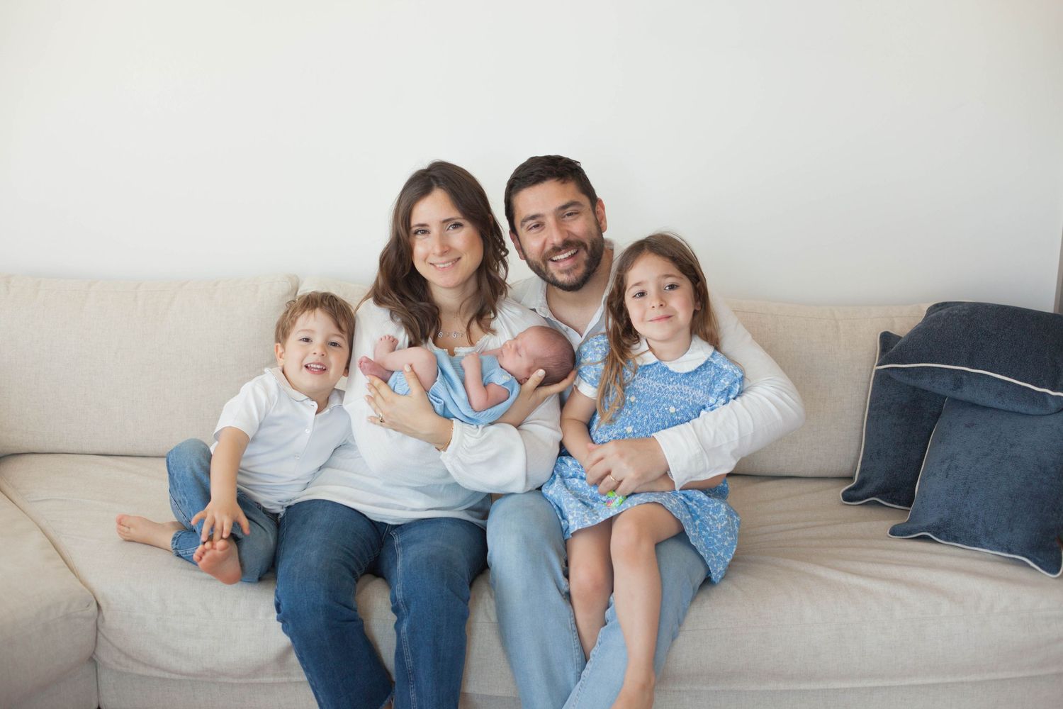 sessione Maternity in famigli a Milano, a Peschiera Borromeo, in Provincia di Milano, vestiti di bianchi, baci e divertimento in famiglia.
