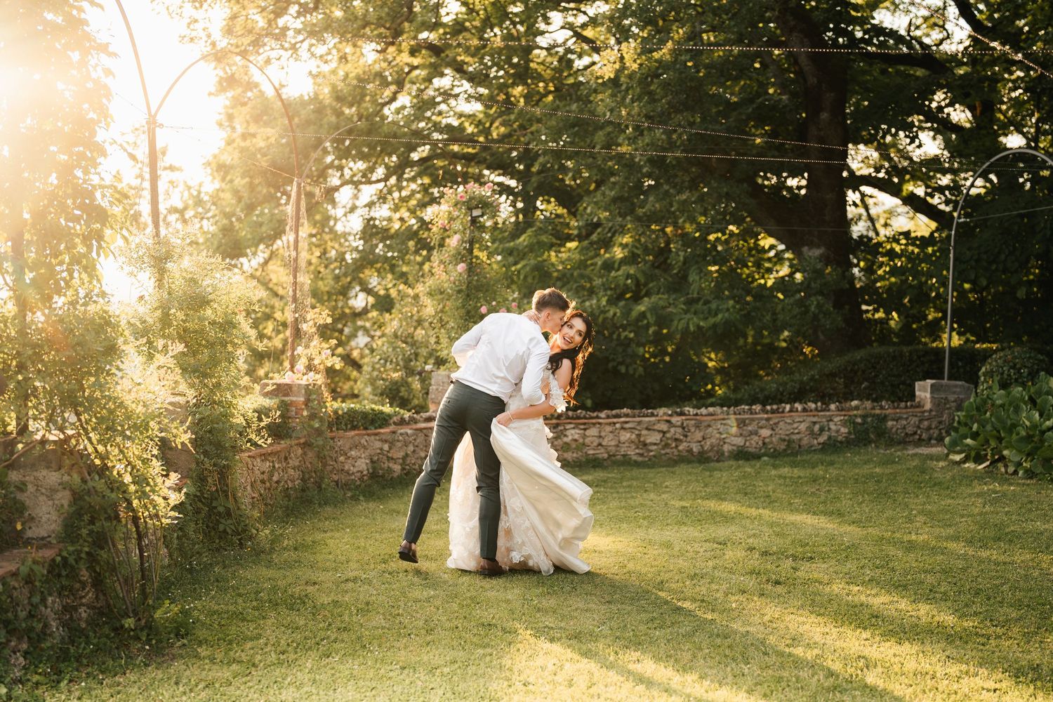 Luxury wedding photography – romantyczny taniec pary młodej w ogrodach Villa di Striano, fine art style Włochy.