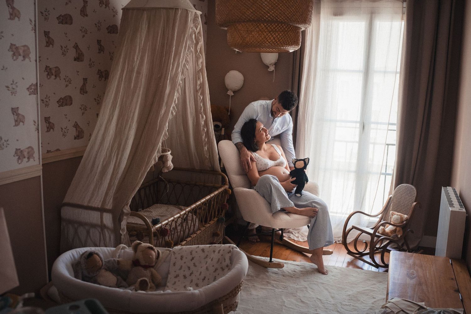Femme enceinte tenant un bouquet de mimosa au dessus de son ventre rond et nu lumière douce et diffuse séance photo grossesse Le Havre