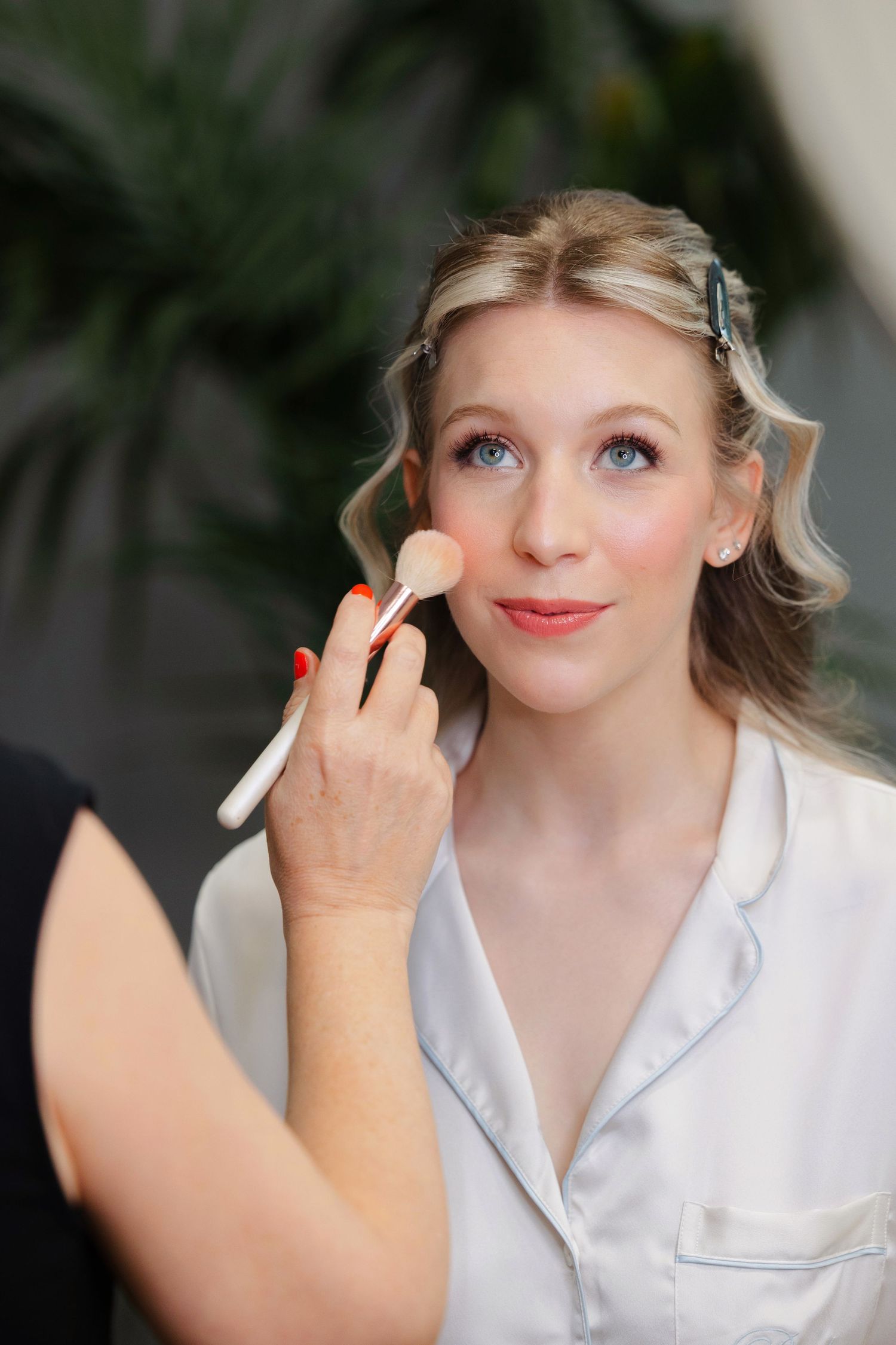 Bride applying makeup at BallenIsles Country Club in Palm Beach during a wedding photographed by Ohio photographer Tom Forrest.