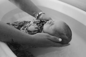 bébé endormi dans son bain pendant une séance photo thalasso en yvelines