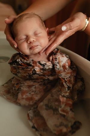 bébé endormi et apaisé entre les doigts de clara tillaut puéricultrice bain bébé thalasso dans les yvelines
