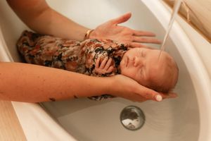 bébé qui dort sous l'eau thalasso bain bébé yvelines