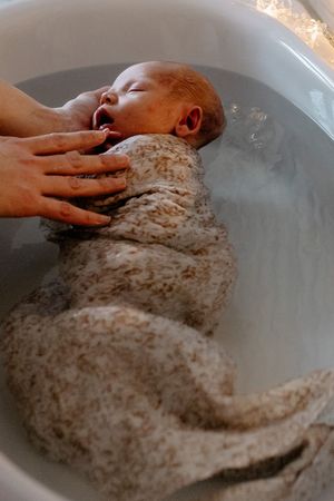 bébé reposé dans son bain thalasso en yvelines