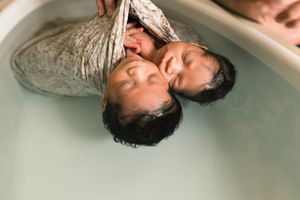 bébés jumelles dans leur thalasso bain nouveau-né en yvelines