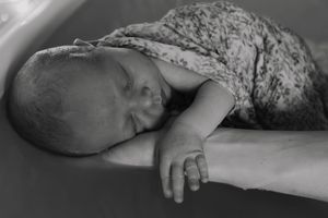 bébé qui dort apaisé pendant un reportage photo thalasso yvelines