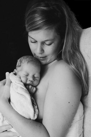 mère et son bébé photo émouvante en noir et blanc dans les yvelines